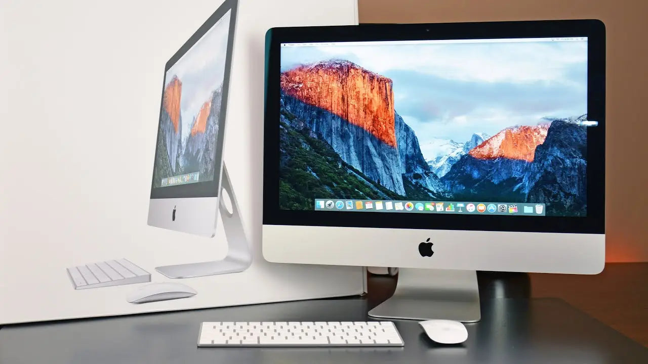 Dva Apple iMac 21.5 palcový počítač s klávesnicemi a myšemi v kolekci