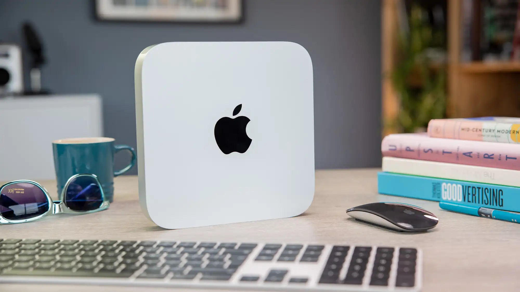 Bílý desktop iMac mini s výrazným černým logem Apple, ideální pro práci i zábavu