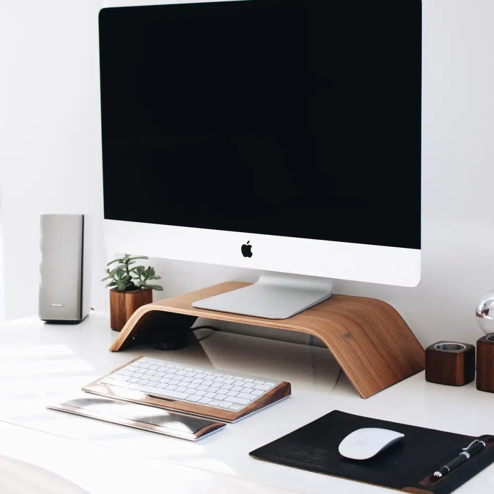 Apple imac 27 palců late 2015 s úchvatným 5k retina displejem a minimalistickým bílým designem s černou obrazovkou