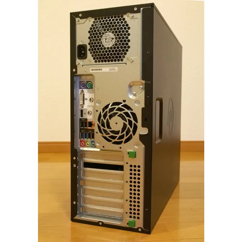 Černá hp z220 tower gaming barebone počítačová skříň se stříbrnými ventilačními panely a šestiúhelníkovou mřížkou ventilátoru