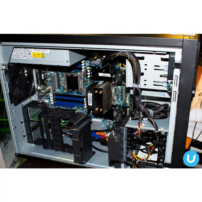 Černý a stříbrný stolní počítač lenovo thinkstation p300 tower gaming barebone s viditelnou modrou základní deskou a komponenty