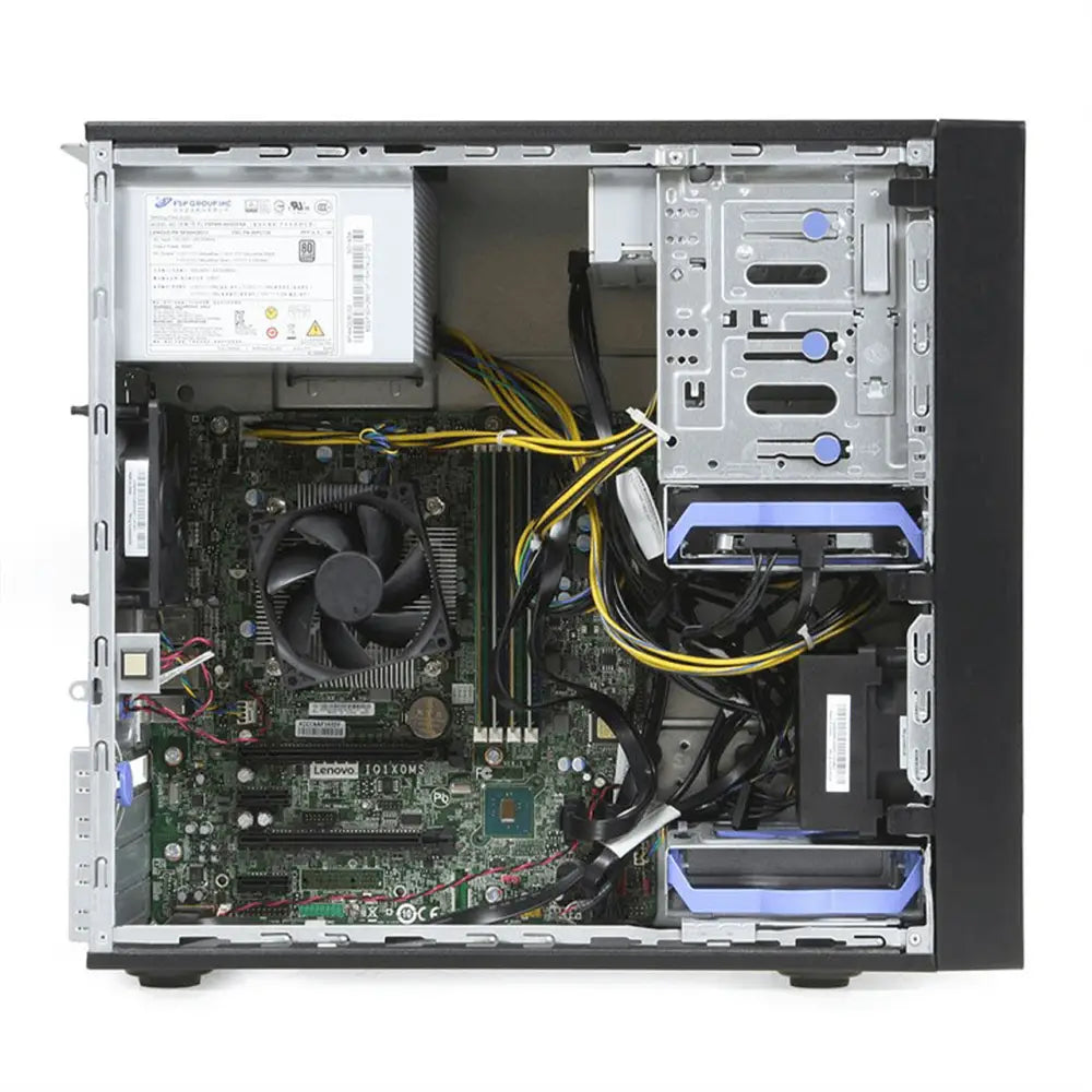 Černá lenovo thinkstation p320 tower gaming barebone s viditelnými interními komponenty zelenou základní deskou a modrými držáky disků