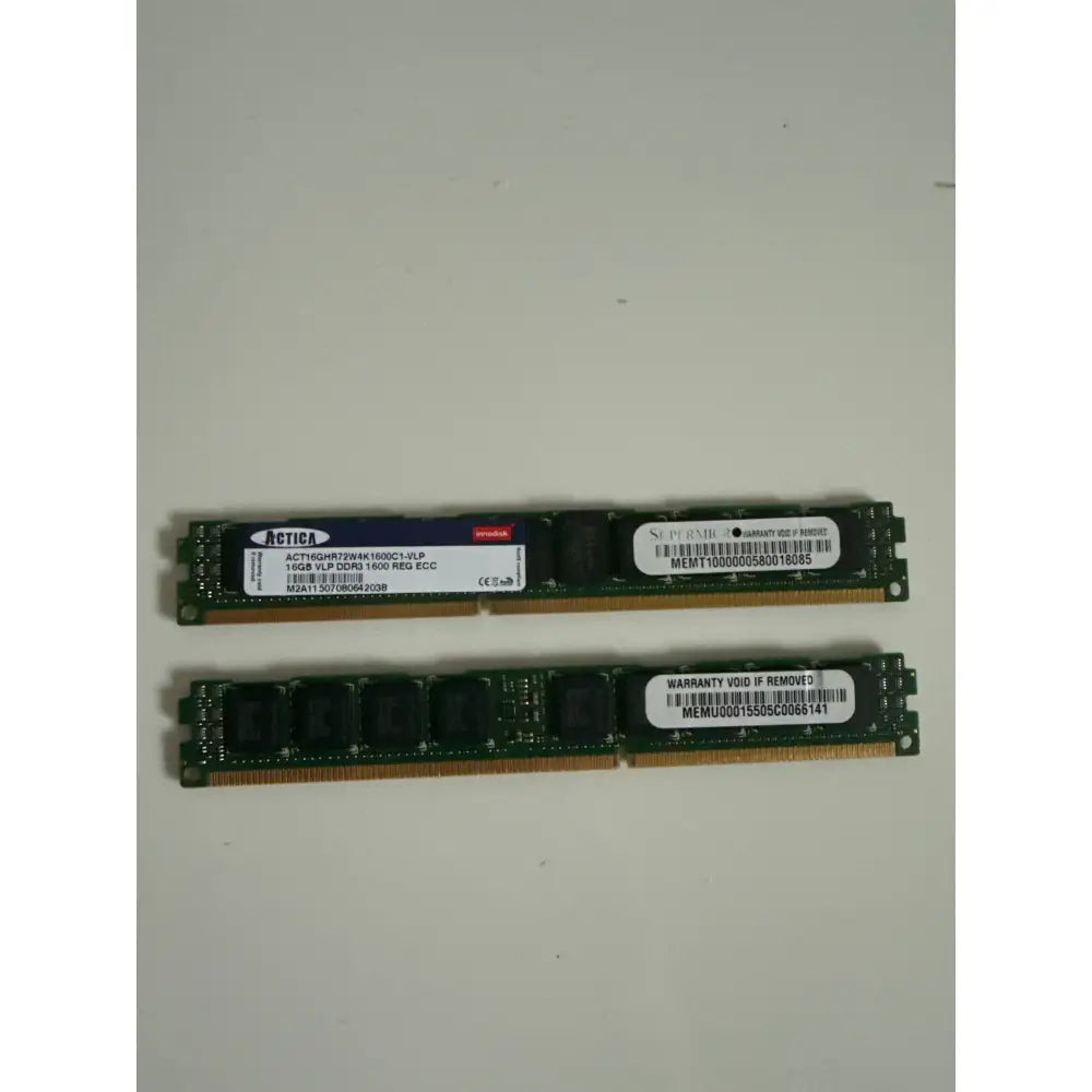 Dva zelené paměťové moduly actica innodisk 16gb ddr3-1600 ecc registered vlp s odlišnými štítky