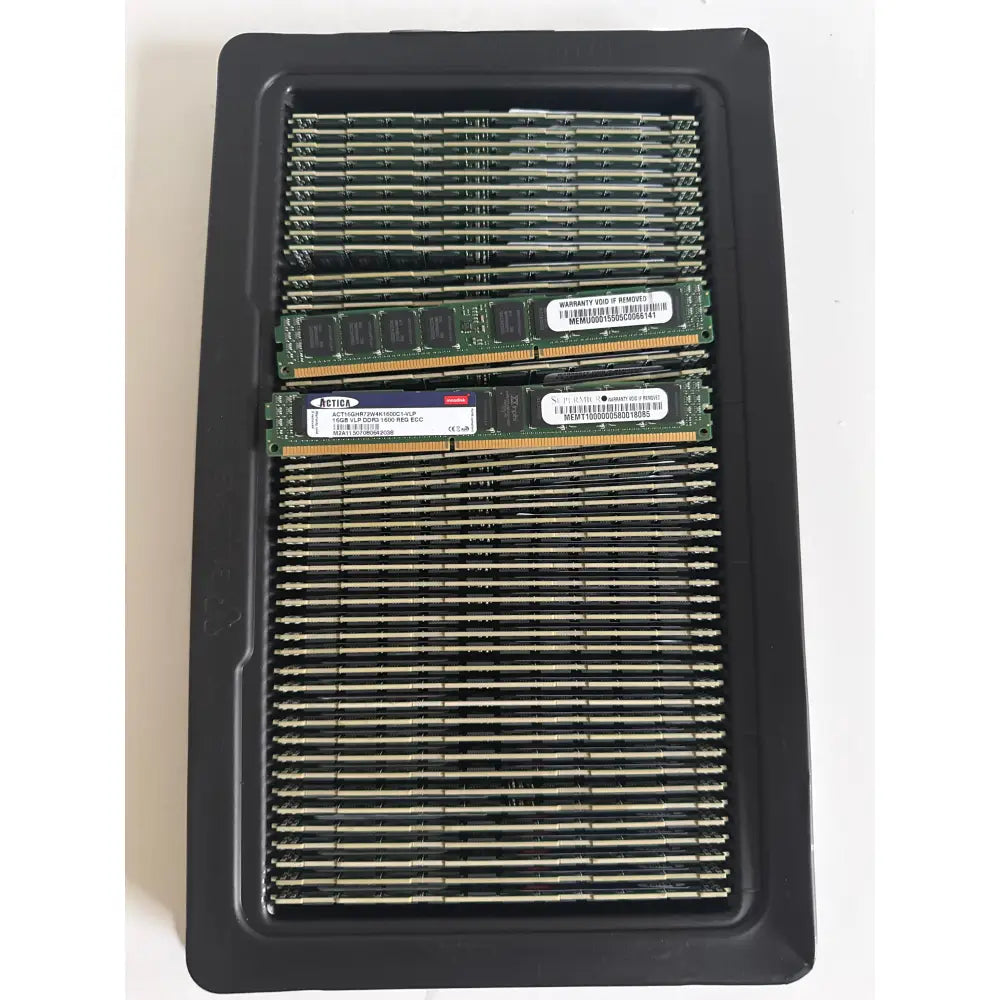 Černý plastový podnos s více zelenými paměťovými moduly actica innodisk 16gb ddr3-1600 ecc registered vlp