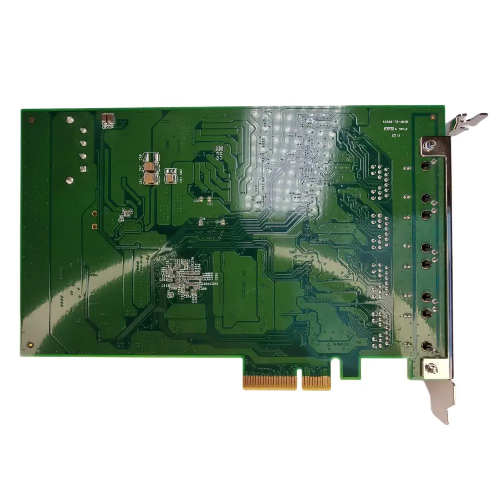 Zelená tištěná spojová deska s zlatými konektory a elektronickými součástkami