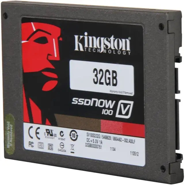 Černý kingston ssdnow v100 32gb solid state drive s červeno černou etiketou a logem v 2 5 sata provedení