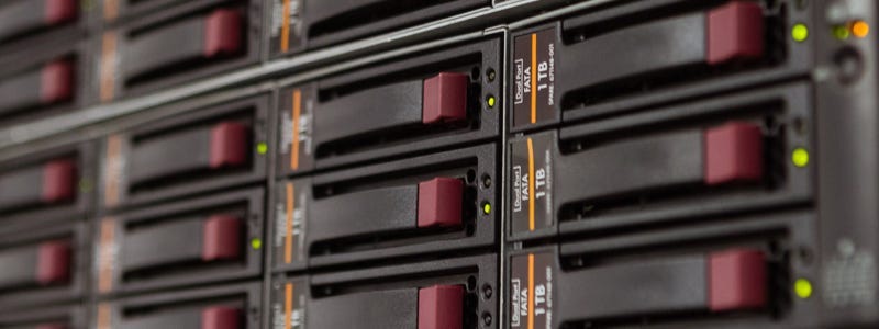 Server hard drive bays s kontrolními světly v kolekci Pevné disky