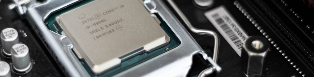 Intel CPU namontované na základní desce v kolekci Procesory
