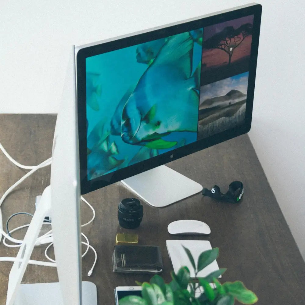 Stříbrný hliníkový apple imac 11.3 late 2010 27 s tenkým rámečkem a čtyřjádrovým výkonem zobrazuje živou podmořskou scénu