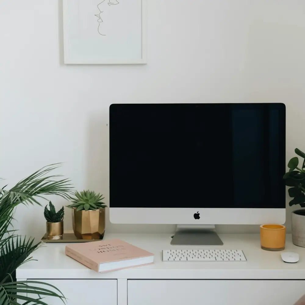 Bílý apple imac 12.2 late 2011 27 s černou obrazovkou a čtyřjádrovým výkonem jako výkonný stolní počítač