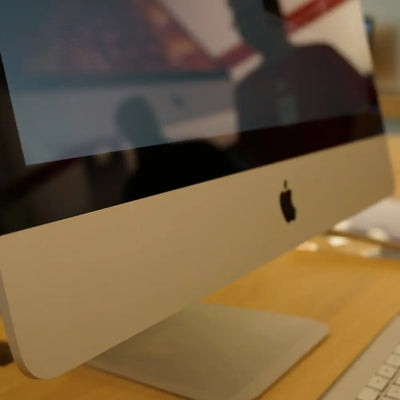 Stříbrný hliníkový apple imac 27 palců s minimalistickým designem a úchvatným 5k retina displejem výkonný stolní počítač