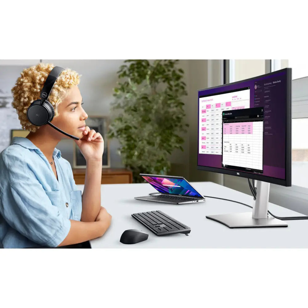 Černá přes uši sluchátka dell s mikrofonem a polstrovanými náušníky vedle dell optiplex 7070 ultra a dell u3417w monitoru