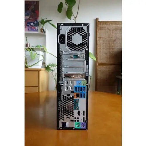 Černá hp z240 sff gaming barebone počítačová skříň s hexagonální mřížkou ventilátoru a barevnými usb porty