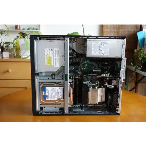 Černá hp z240 sff gaming barebone s viditelnými interními komponentami včetně pevného disku a chladicího ventilátoru