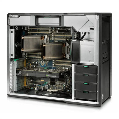 Černý a stříbrný pracovní stanice hp z820 s viditelnými vnitřními komponenty včetně duálních gpu karet a několika pevnými disky