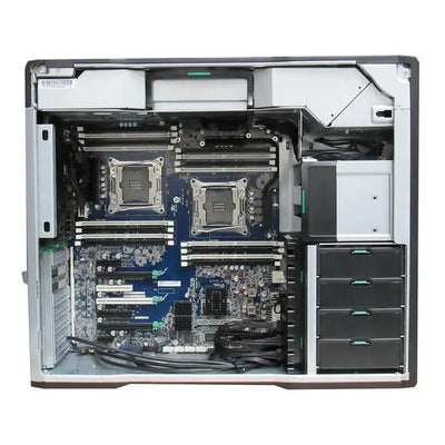 Modrá základní deska hp z840 workstation s dvěma stříbrnými cpu paticemi a černými ram sloty v bílé skříni
