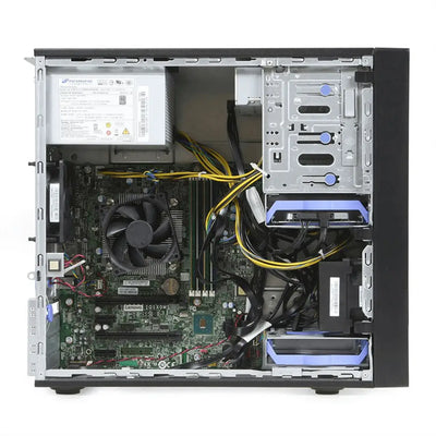 Černá lenovo thinkstation p320 tower gaming barebone s viditelnými interními komponenty zelenou základní deskou a modrými držáky disků