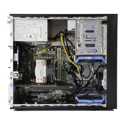Černý a stříbrný desktop tower Lenovo ThinkStation P410 s modře akcentovanými chladícími komponenty