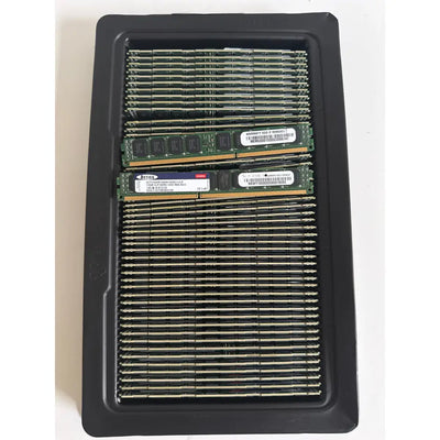 Černý plastový podnos s více zelenými paměťovými moduly actica innodisk 16gb ddr3-1600 ecc registered vlp