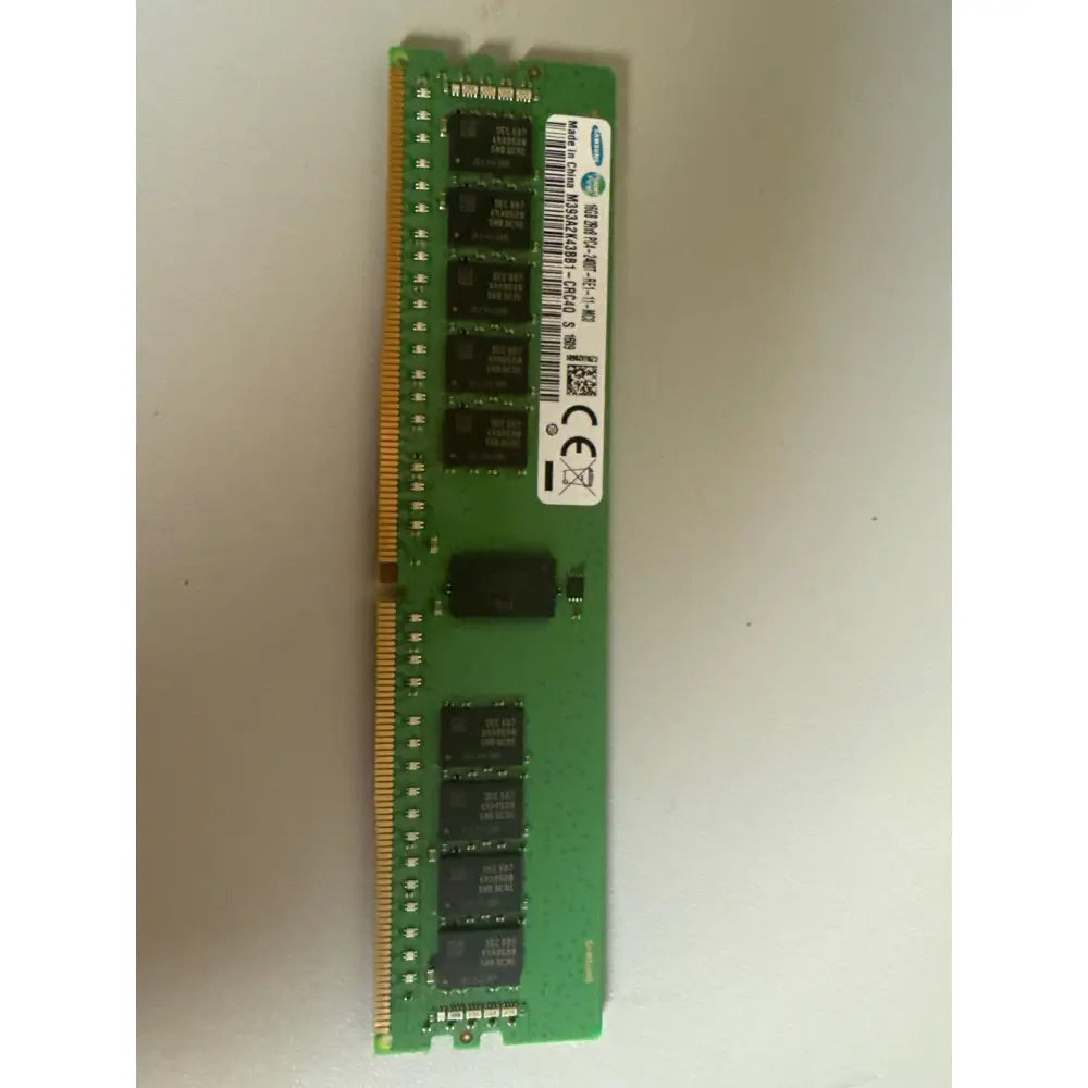 Zelený modul paměti samsung ddr4 s černými čipy a zlatými konektory pro paměť sk hynix 16gb ddr4-2400 ecc rdimm 2rx4