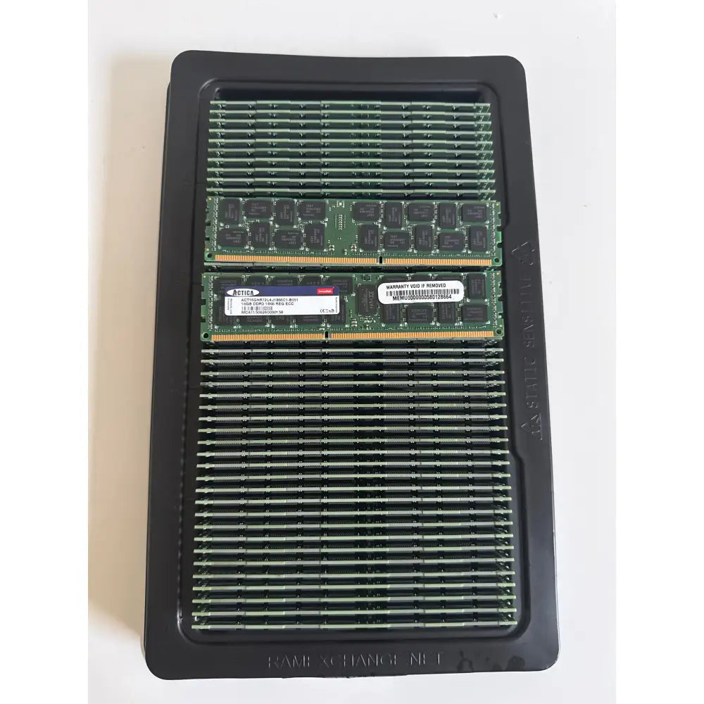 Tři zeleno černé paměťové moduly dimm registrované ecc actica 16gb pc3-14900r ddr3 v černém plastovém podnosu