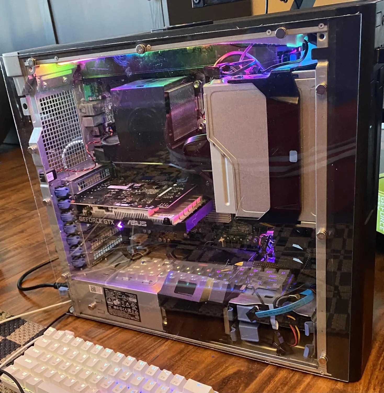 Postavte tiché herní PC z Dell Precision T5810 s e5-1650