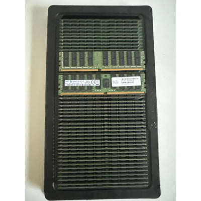 Černý plastový podnos s více zelenými paměťovými moduly samsung 32gb ddr4 server ram r-dimm reg ecc