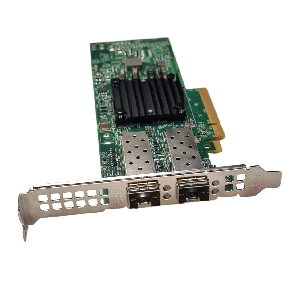 Bcm957412a síťová karta s heatsinkem a PCIe konektorem pro side scaling