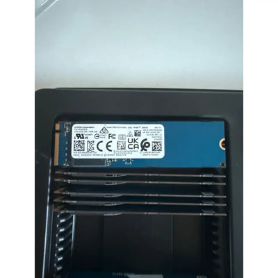 Modrý solid state drive kioxia toshiba bg4 256gb m.2 nvme pcie 3.0 x4 s bílou certifikační etiketu