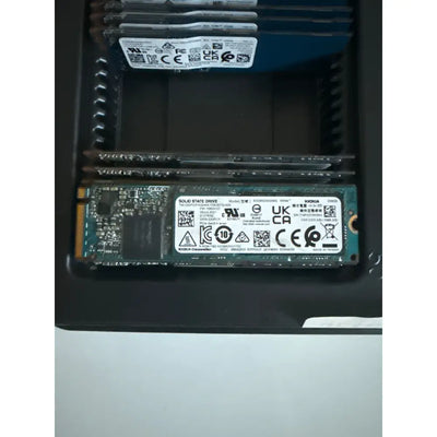 Černozelený nvme ssd kingston s bílou nálepkou a certifikačními logy, 256gb m.2 pcie 3.0 x4, model kioxia toshiba xg6